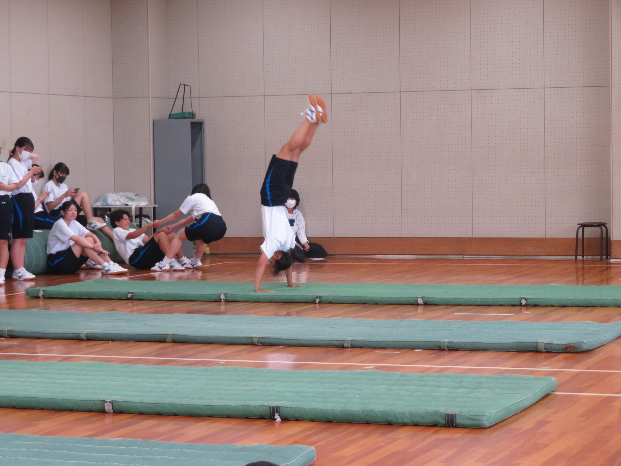 授業で勝負18 「体育実技(器械体操)」 大阪府立大塚高等学校 授業で勝負18 「体育実技(器械体操)」 大阪府立大塚高等学校